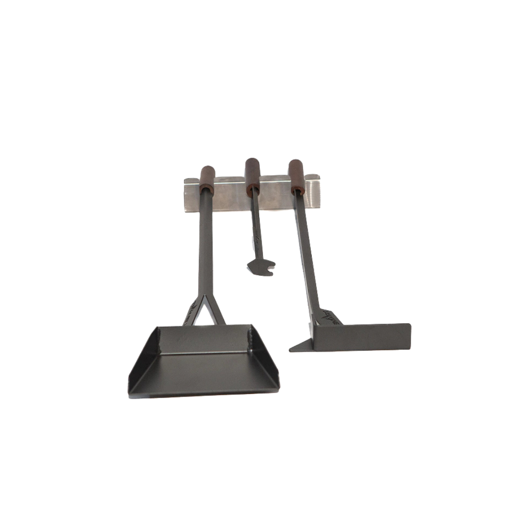 KIT ACCESORIO GOURMET INCLUYE PALA, ATIZADOR, LIMPIADOR DE EMPARRILLADO Y SOPORTE PARED